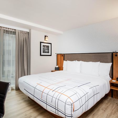 Отель La Quinta By Wyndham Time Square South Нью-Йорк Экстерьер фото