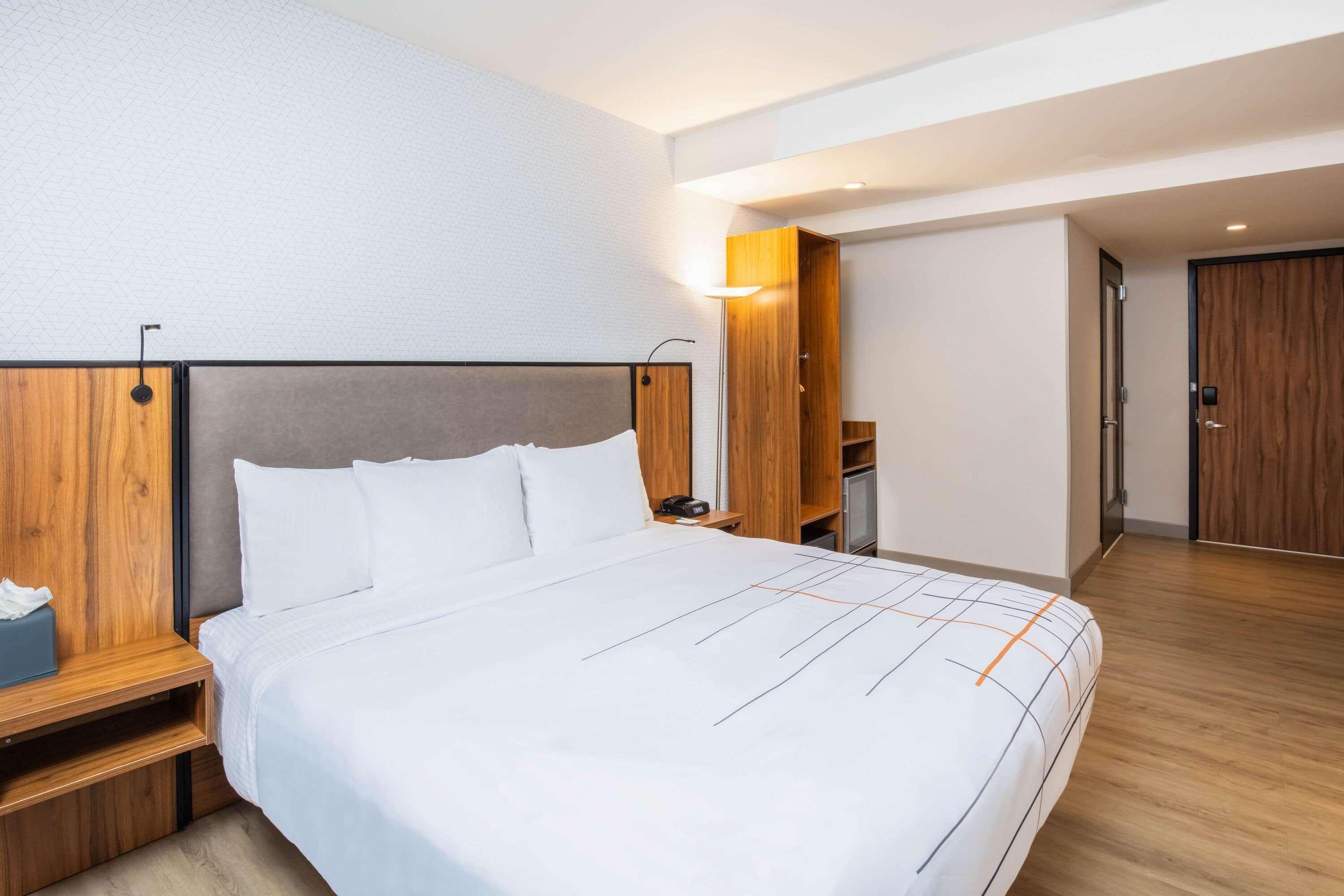 Отель La Quinta By Wyndham Time Square South Нью-Йорк Экстерьер фото