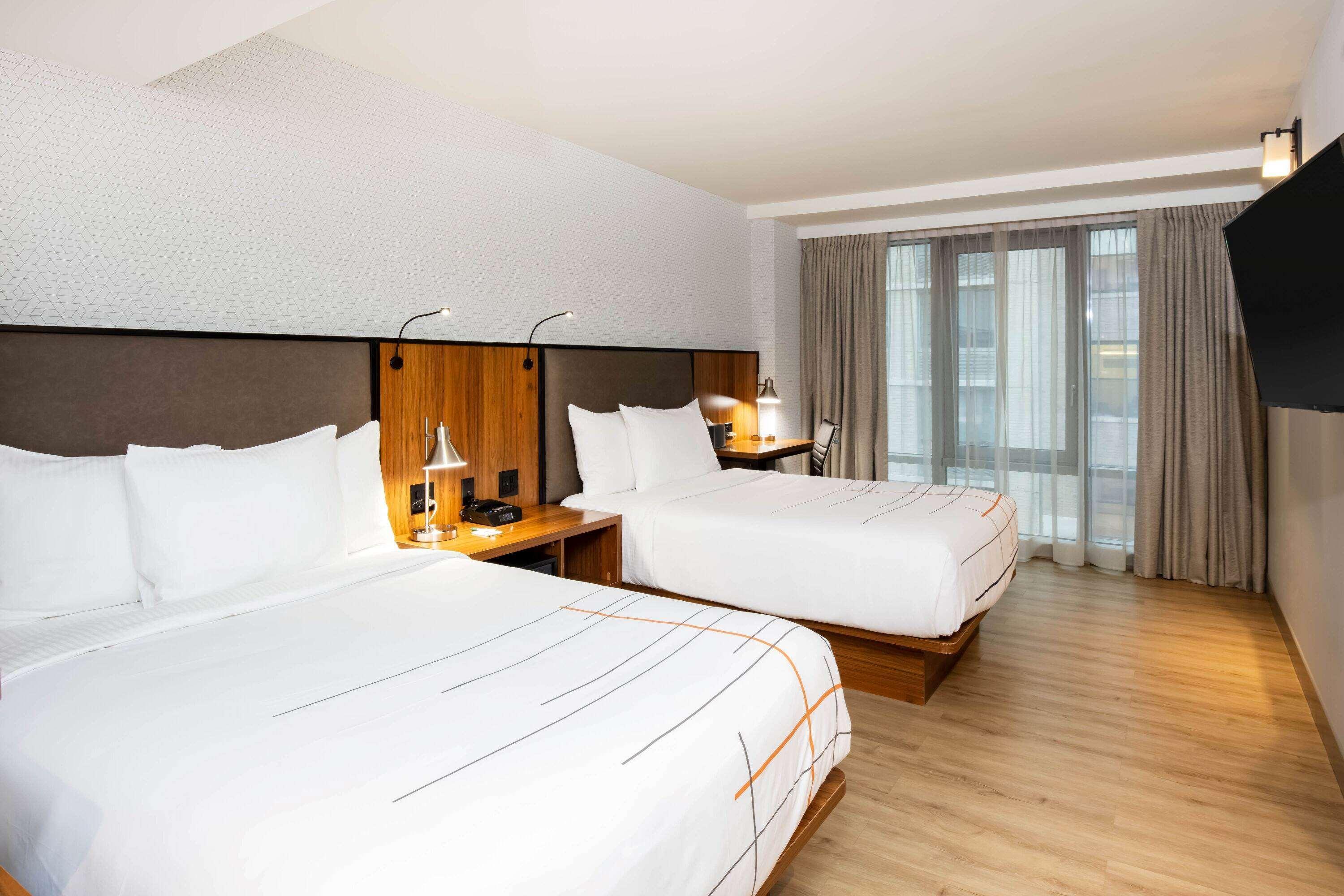 Отель La Quinta By Wyndham Time Square South Нью-Йорк Экстерьер фото