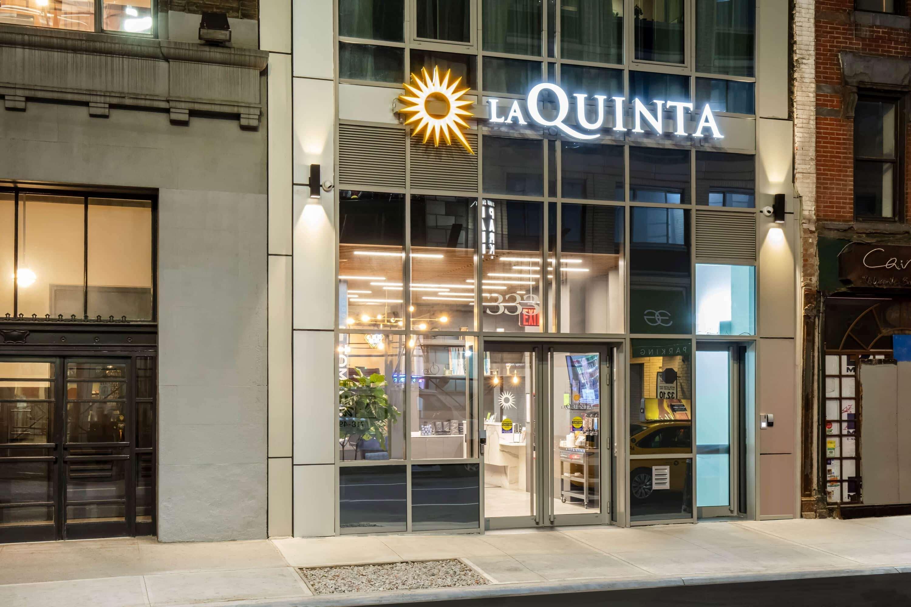 Отель La Quinta By Wyndham Time Square South Нью-Йорк Экстерьер фото