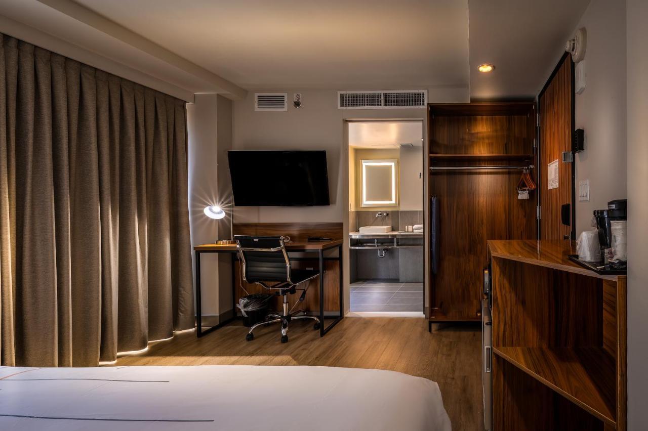 Отель La Quinta By Wyndham Time Square South Нью-Йорк Экстерьер фото