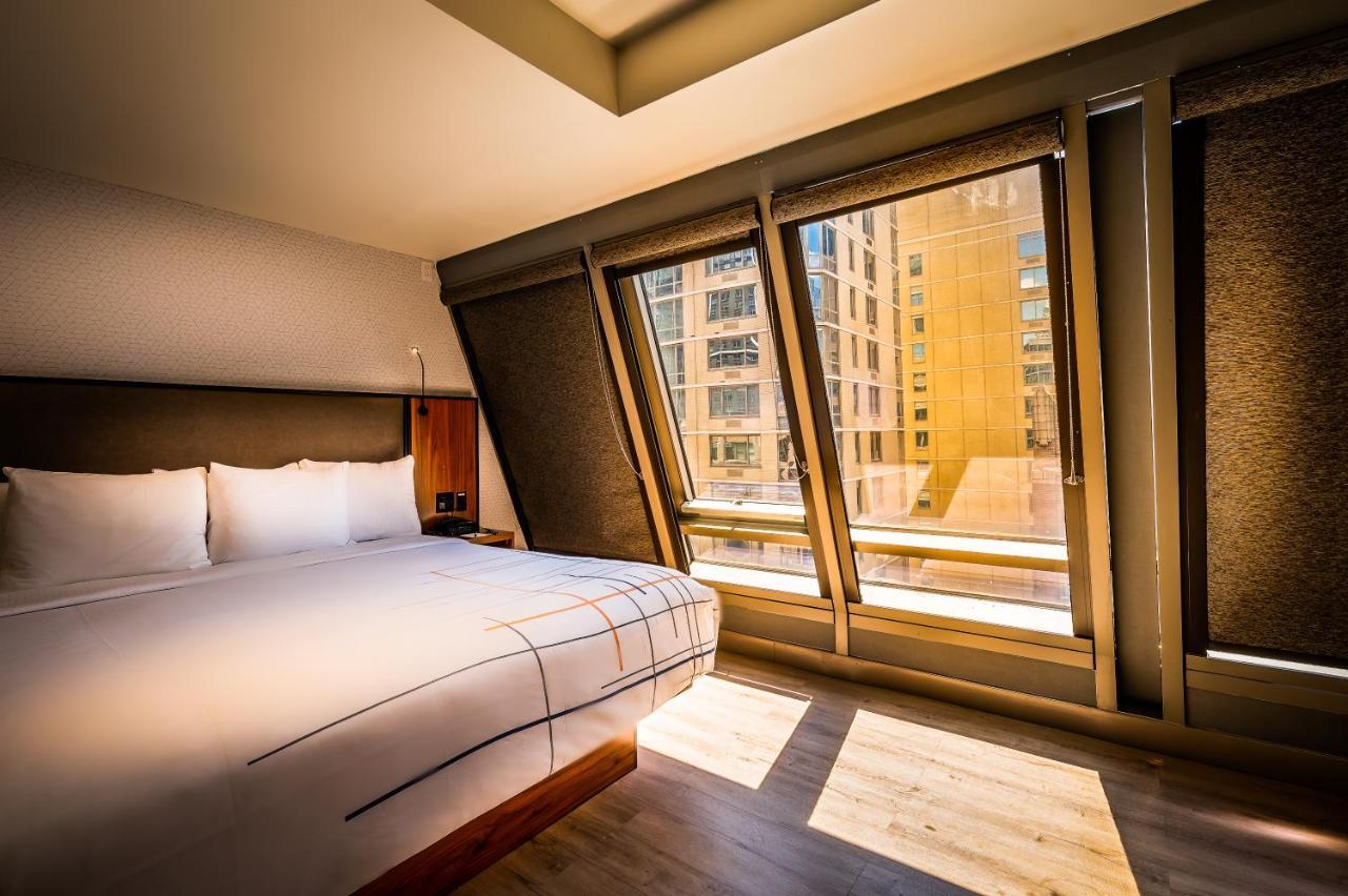 Отель La Quinta By Wyndham Time Square South Нью-Йорк Экстерьер фото