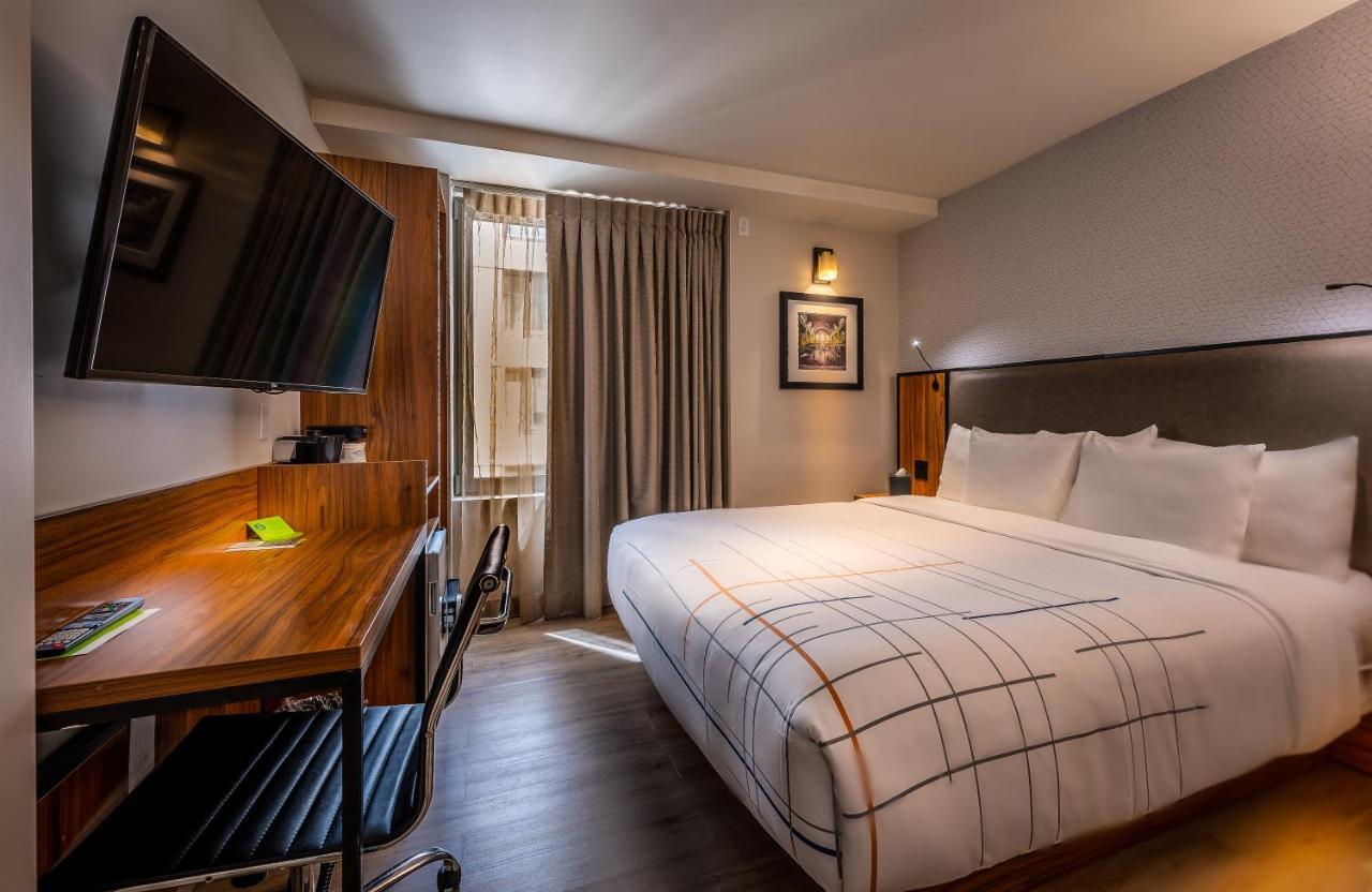 Отель La Quinta By Wyndham Time Square South Нью-Йорк Экстерьер фото