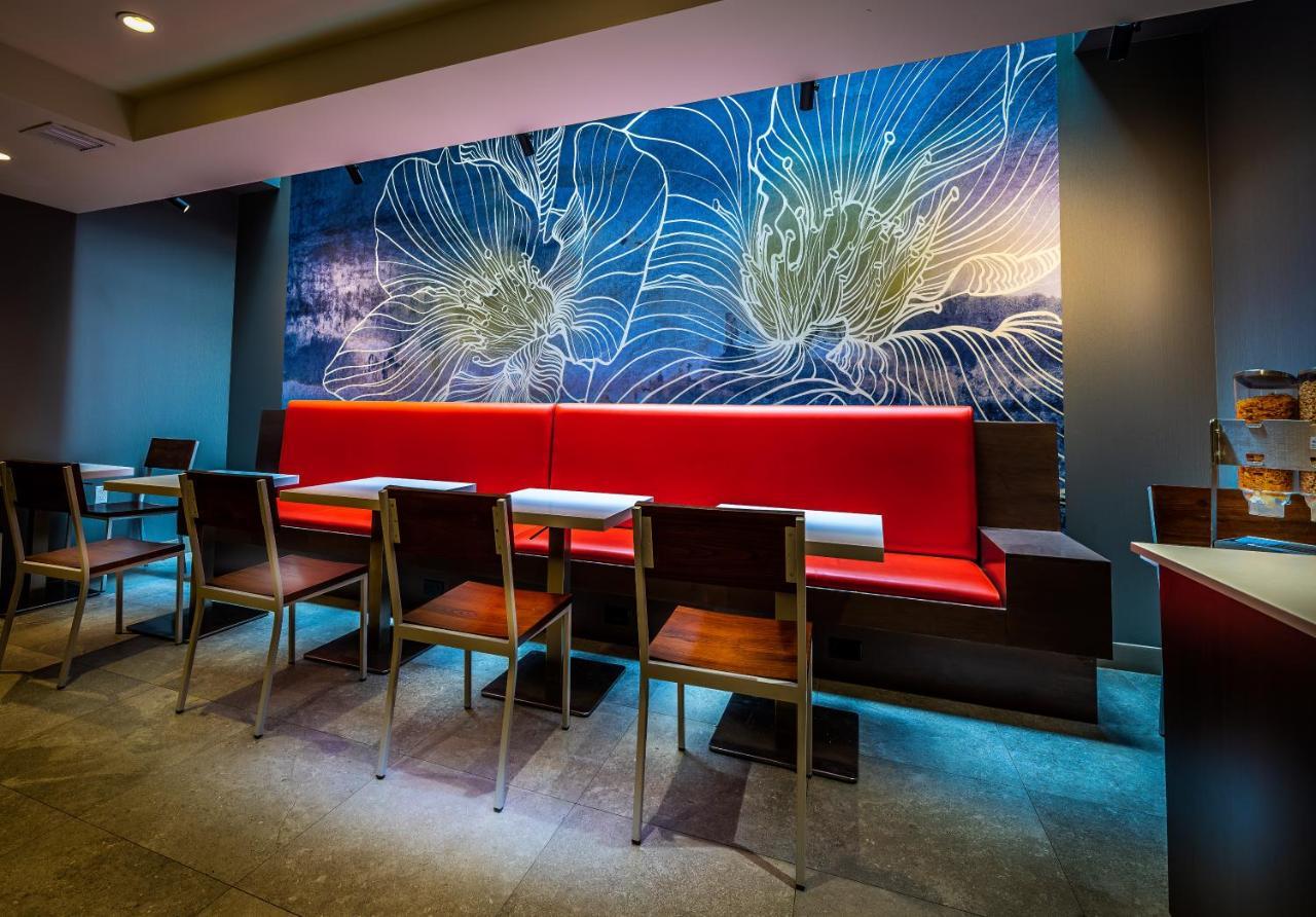 Отель La Quinta By Wyndham Time Square South Нью-Йорк Экстерьер фото