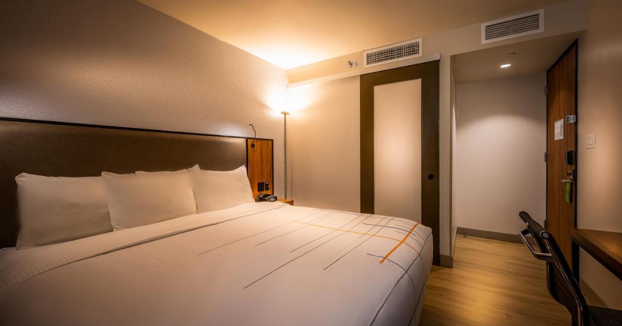Отель La Quinta By Wyndham Time Square South Нью-Йорк Экстерьер фото